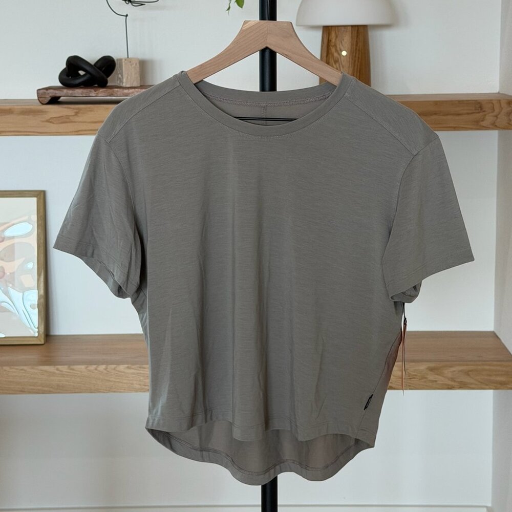 NWT Mountain Hardwear Trekkin Go Short Sleeve - Dunes - L